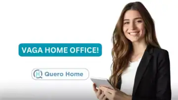 Vaga para Home Office com mulher sorridente usando celular, promovendo oportunidades de trabalho remoto com Quero Home.